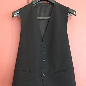 Hugo Boss Vest, matches the Dress Jacket it is the same identicle material, 100% virgin Wool, asking for $150, send a PM if interested.