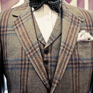 Hm. Marvelous Huntsman Tweed but matched with a hideous black cotton polka dot bowie.

Is this too much? I think so. Your opinions....