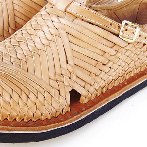 The úkata "Cien Clavos" is unique footwear in that it is woven from a single strip of leather directly into the sole (no glue is used on the entire shoe). The leather is vegetable tanned in-house by the same Master Huarachero, José Martínez who finishes only 1, sometimes 2 Huaraches per day!