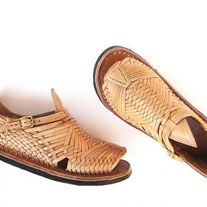 The úkata "Cien Clavos" is unique footwear in that it is woven from a single strip of leather directly into the sole (no glue is used on the entire shoe). The leather is vegetable tanned in-house by the same Master Huarachero, José Martínez who finishes only 1, sometimes 2 Huaraches per day!