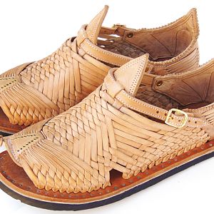 The úkata "Cien Clavos" is unique footwear in that it is woven from a single strip of leather directly into the sole (no glue is used on the entire shoe). The leather is vegetable tanned in-house by the same Master Huarachero, José Martínez who finishes only 1, sometimes 2 Huaraches per day!