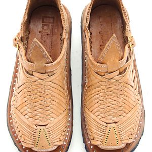 The úkata "Cien Clavos" is unique footwear in that it is woven from a single strip of leather directly into the sole (no glue is used on the entire shoe). The leather is vegetable tanned in-house by the same Master Huarachero, José Martínez who finishes only 1, sometimes 2 Huaraches per day!