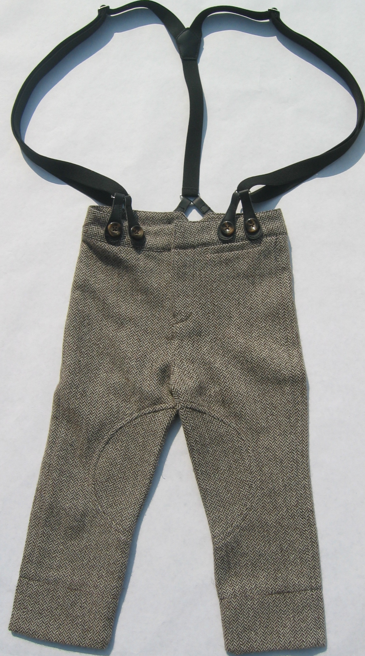 A tailored woolen tweed pants for boys, that can be worn with a pair of braces.
Great for the cold winter months ahead of us to keep your lil ones warm.
For the real country look wear them with a pair of long johns !
Smart with a pair of classic jacket and smart shoes or with a chunky sweater and boots!
http://www.etsy.com/shop/Birabirokids