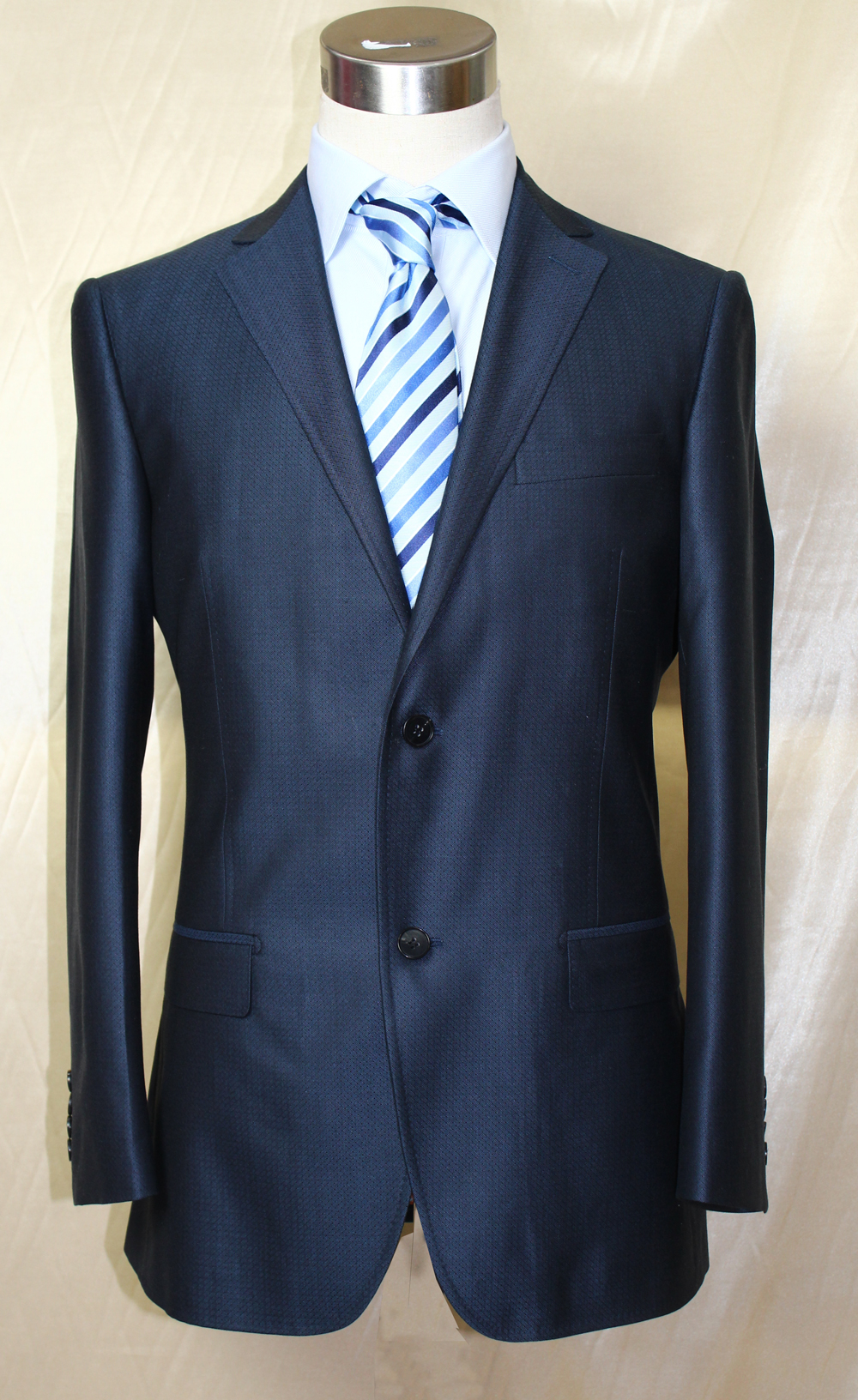 formal wedding suit for summer 
silk and wool fabric 

http://fashiondavid.taobao.com/search.htm?spm=a1z10.3.6-17599705218.35.UrgjLU&scid=244785857&scname=MTdERVNJTkVSUyAgyei8xsqm1%2FfGtw%3D%3D&checkedRange=true&queryType=cat