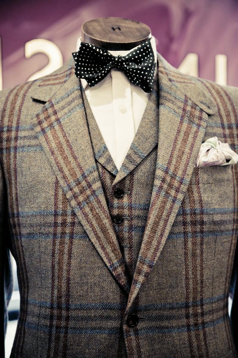 Hm. Marvelous Huntsman Tweed but matched with a hideous black cotton polka dot bowie.

Is this too much? I think so. Your opinions....