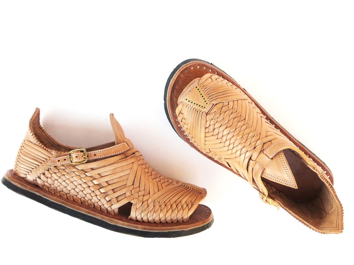 The úkata "Cien Clavos" is unique footwear in that it is woven from a single strip of leather directly into the sole (no glue is used on the entire shoe). The leather is vegetable tanned in-house by the same Master Huarachero, José Martínez who finishes only 1, sometimes 2 Huaraches per day!