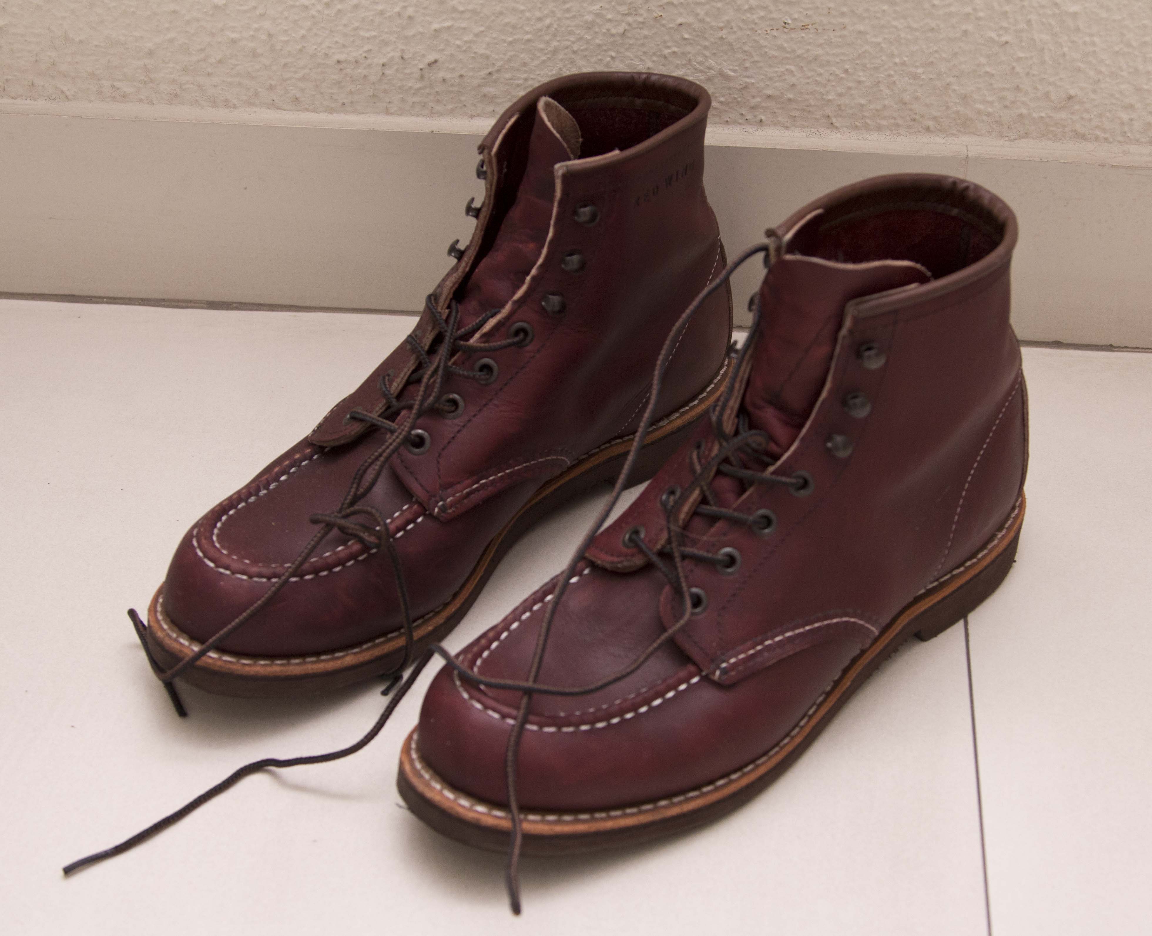 On Red Wing's site, it says to use Mink Oil. 