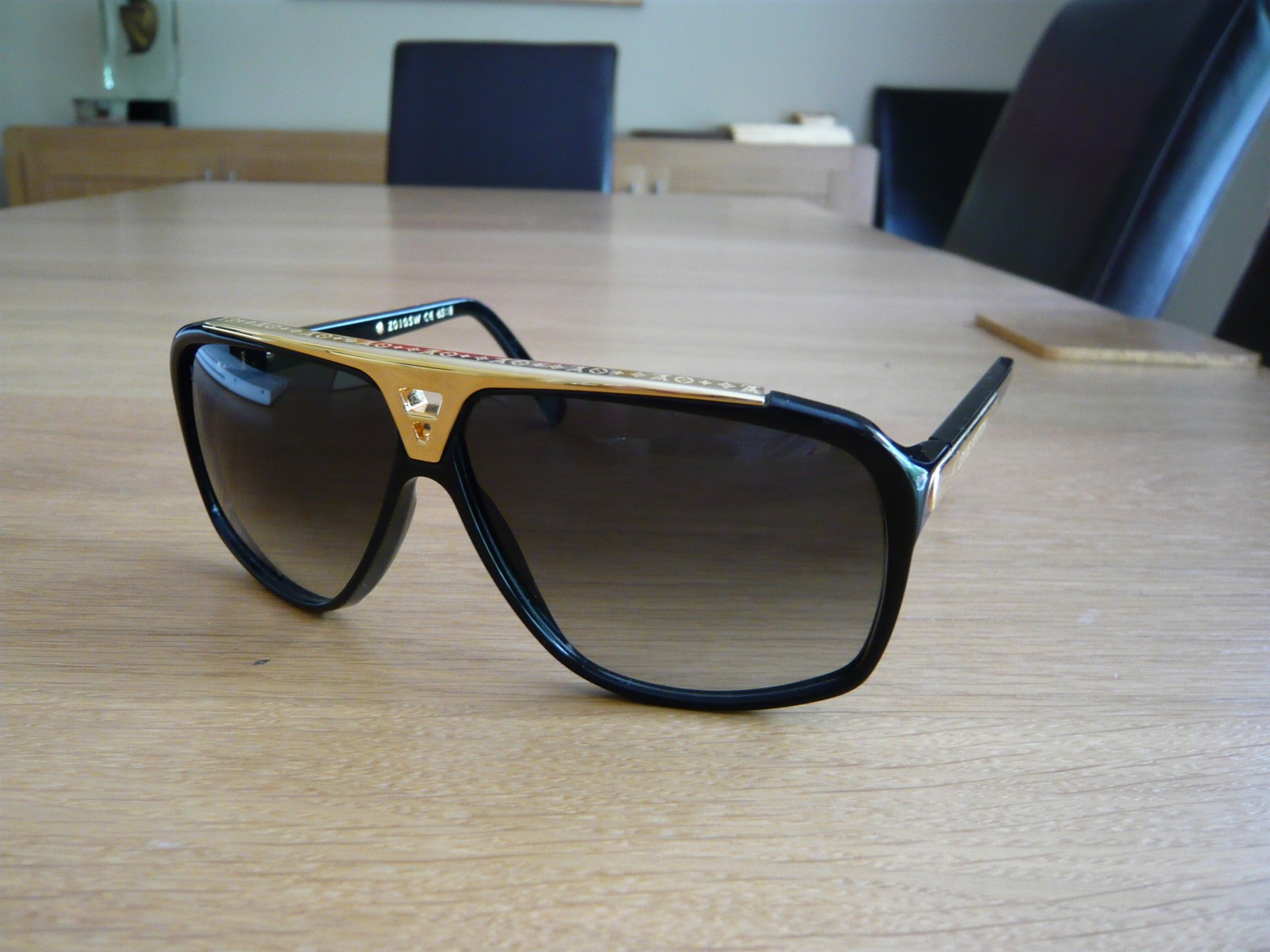 Louis Vuitton Black/Gold Evidence Aviator Sunglasses w. Box & Case