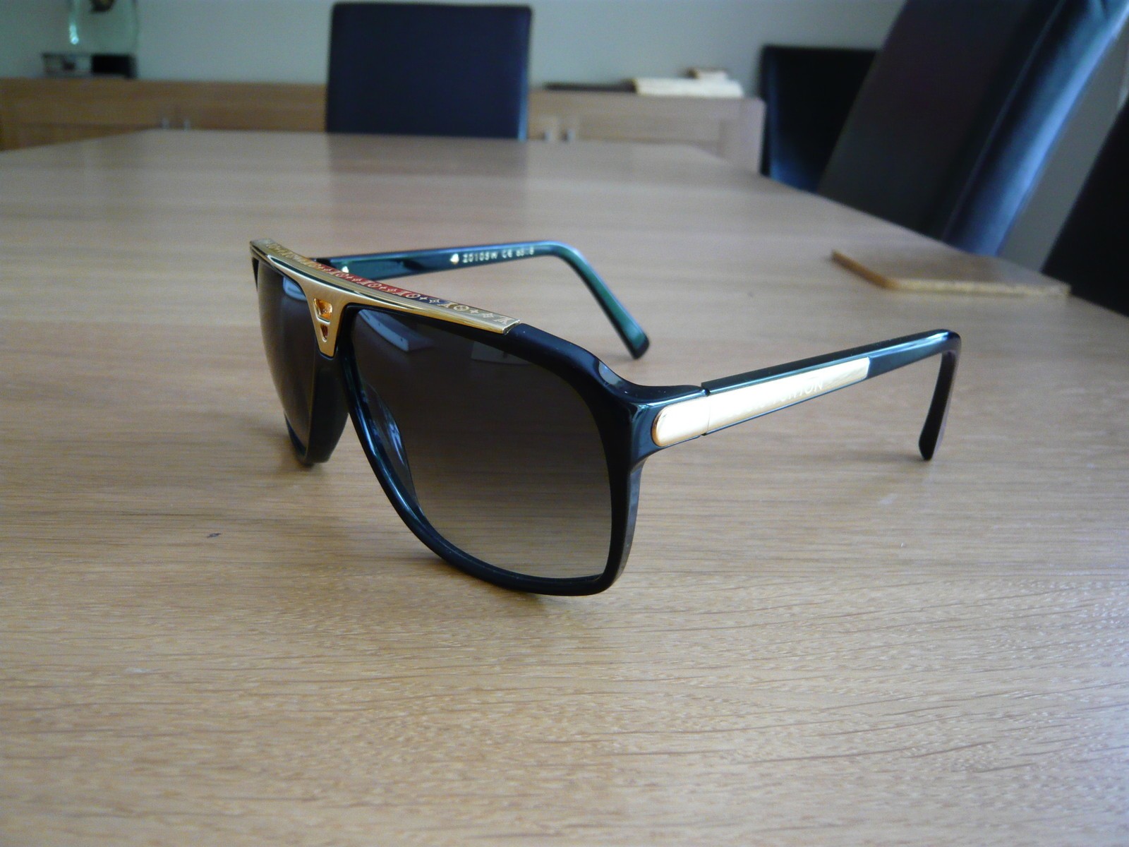 Louis Vuitton Evidence Sunglasses in Black