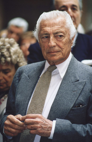 Gianni-Agnelli-in-white-Brooks-Brothers-OCBD-with-buttons-undone-586x900.jpg