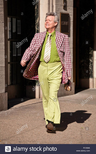 clueless-poorly-dressed-man-walking-doen-a-city-street-with-his-lunchbox-nyc-usa-R1X846.jpg