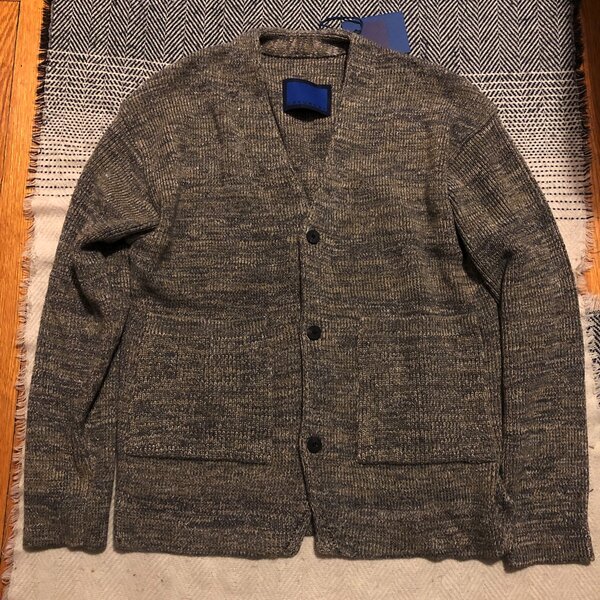 Document heavy weight v-cardigan in afternoon grey in size L.jpg