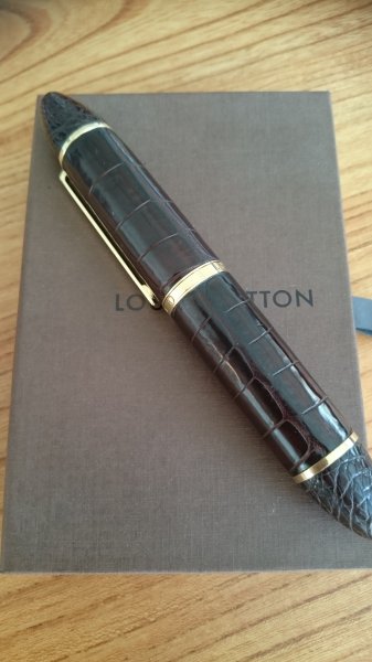 Sold at Auction: Louis Vuitton, LOUIS VUITTON FOUNTAIN PEN CARGO  COLLECTION. IN BLUE LACQUER WITH BLACK STRIPES AND PLATINUM PLATING DETAILS.