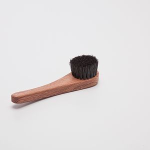 La Cordonnerie Anglaise large round dauber. The large, 1-inch bristle head makes it perfect for use shampooing shoes. I use it with the Saphir Leather Soap and Saphir Omni'Nettoyant Suede Shampoo.