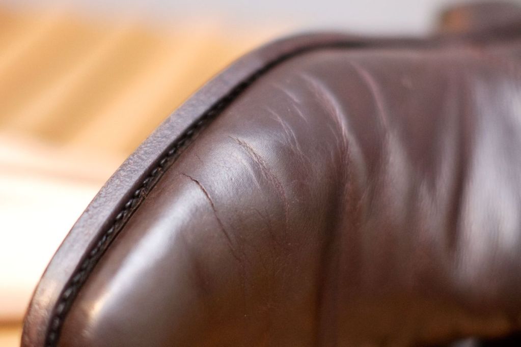 How to repair leather shoe cracks?