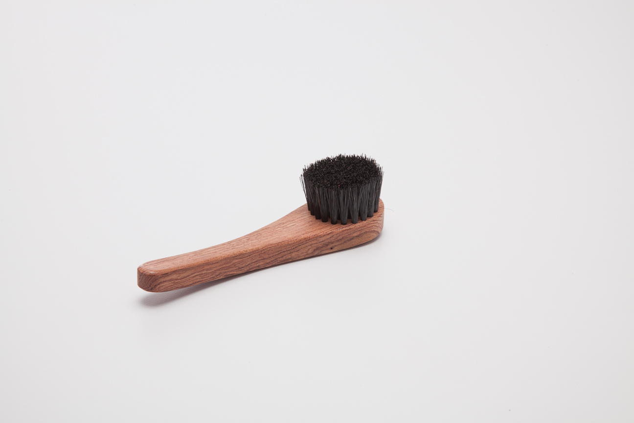 La Cordonnerie Anglaise large round dauber. The large, 1-inch bristle head makes it perfect for use shampooing shoes. I use it with the Saphir Leather Soap and Saphir Omni'Nettoyant Suede Shampoo.